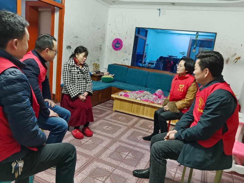 2月23日下午，市僑聯在金銀山街道慰問僑界空巢老人何淑純.jpg