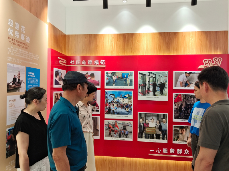 8月23日,市僑聯赴全國道德模范段意花工作室參觀學習